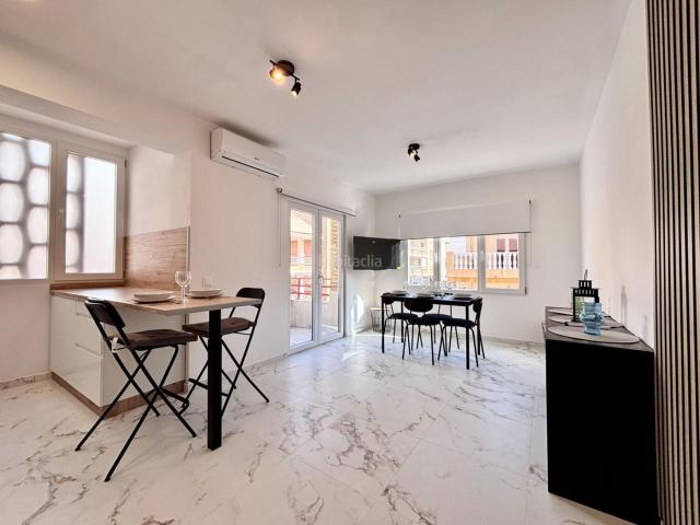 Apartamento en venta en Torrevieja, Las Piscinas Naturales. Luminoso piso reformado a 400 m de la Playa del Cura. Apartamentos.