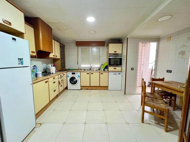 Apartamento en venta en Torrevieja, Las Piscinas Naturales. Se vende amplio apartamento en el centro de Torrevieja. Apartamentos.