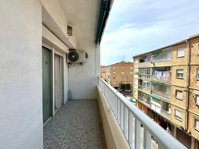 Apartamento en venta en Torrevieja, Las Piscinas Naturales. Piso exterior de 3 habs. con terraza cerca de la estación. Apartamentos.