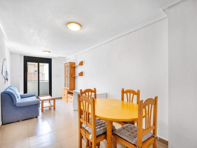 Apartamento en venta en Torrevieja, Las Piscinas Naturales. Presentamos esta fantaacutestica vivienda situada en Calle Apolo, una de las zonas maacutes praacutecticas y demandadas de Torrevi.