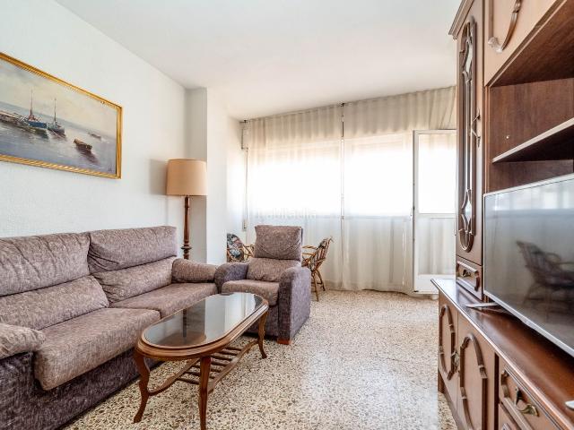 Apartamento en venta en Torrevieja, Las Piscinas Naturales. REF EZ014Apartamento de 3 dormitorios y 2 bantildeos situado en segunda liacutenea del mar en Playa del Cura, una de las zonas cos.