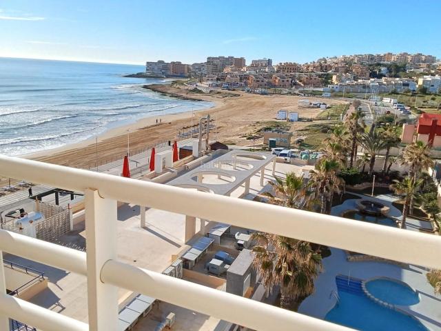 Apartamento en venta en Torrevieja, Los Europeos. Ático con impresionantes vistas frontales al mar, en primera línea de la playa, 2 dormitorios, 2 baños, plaza de garaje, piscina y. Apartamentos.