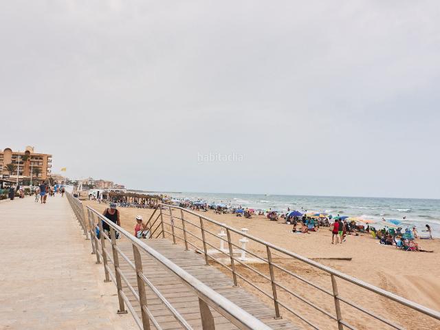 Apartamento en venta en Torrevieja, Los Europeos. El piso amplio en La Mata, Torrevieja, con vistas parciales al mar, se encuentra a solo 200 metros de la playa La Mata y a 5 minut. Apartamentos.