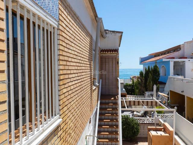 Apartamento en venta en Torrevieja, Los Europeos. Presentamos este atractivo bungalow ubicado en la exclusiva zona de Los Europeos, a tan solo 50 metros de la hermosa Playa de La M. Apartamentos.