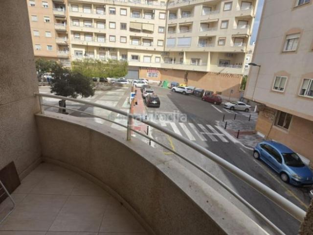 Apartamento en venta en Torrevieja, Puerto Deportivo. Apartamento con terraza en la provincia de Alicante, en Torrevieja. 3 habitaciones 76 m² 650 metros del mar. Apartamentos.