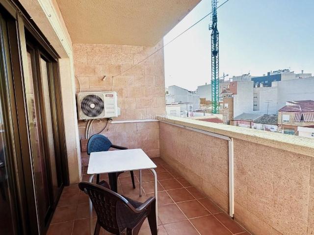 Apartamento en venta en Torrevieja, Puerto Deportivo. Apartamento céntrico y espacioso 123 m2 3.ª planta con 3 dormitorios, 2 baños, balcón y a solo 350 m de la playa!. Apartamentos.