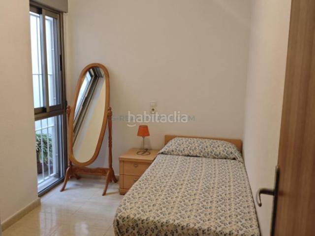 Apartamento en venta en Torrevieja, Puerto Deportivo. Apartamento cerca del mar, en la provincia de Alicante, en la ciudad de Torrevieja. 2 habitaciones 75 m² 50 metros del mar. Apartamentos.