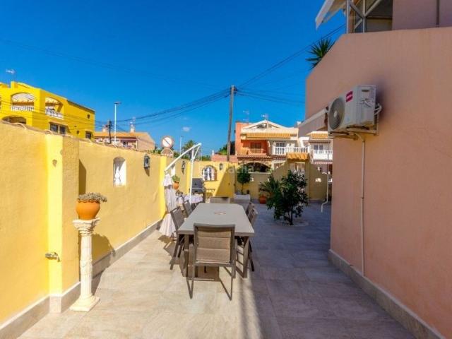 Apartamento en venta en Torrevieja, Puerto Deportivo. Apartamento en Esquina con Amplio Jardín Privado en La Rosaleda Torrevieja. Apartamentos.
