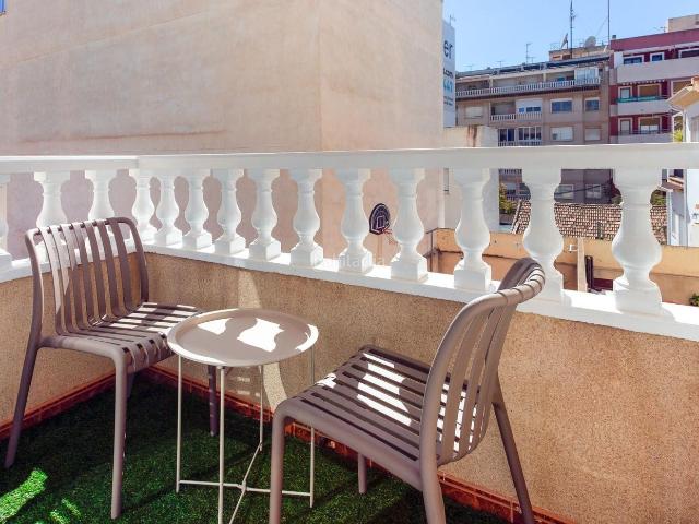 Apartamento en venta en Torrevieja, Puerto Deportivo. Apartamento reformado, céntrico y luminoso aprox. 56 m2 2.ª planta con balcón orientado al suroeste y a tan solo 500 m del paseo. Apartamentos.