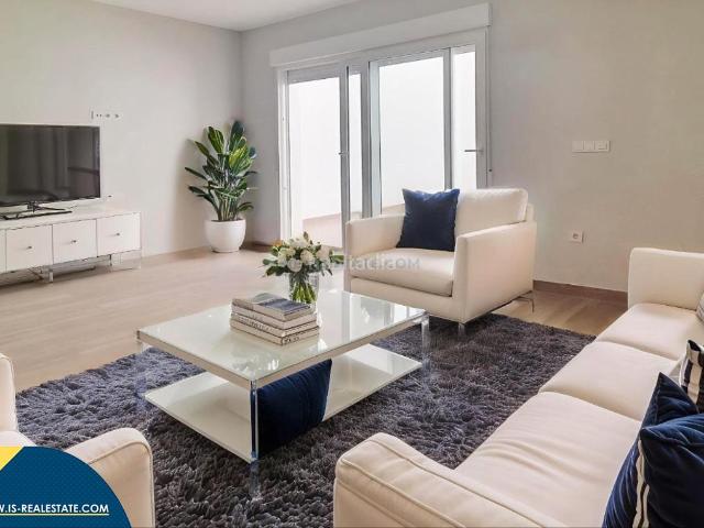 Apartamento en venta en Torrevieja, Puerto Deportivo. Apartamento renovado con terraza, en la provincia de Alicante, en la ciudad de Torrevieja. 2 habitaciones 85 m² A 350 metros d. Apartamentos.