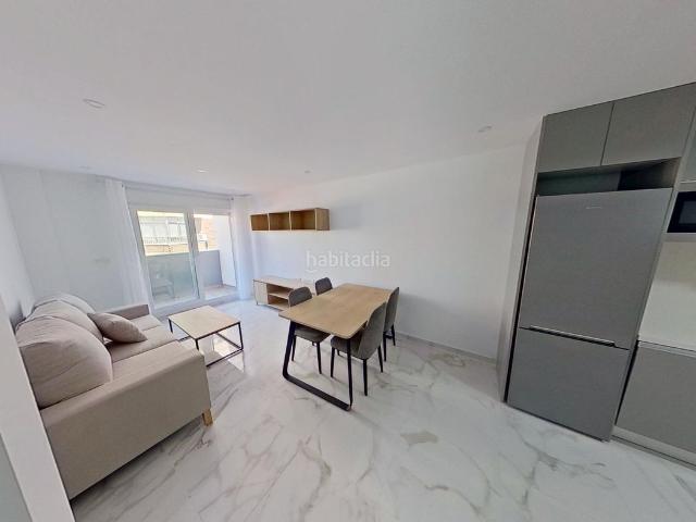 Apartamento en venta en Torrevieja, Puerto Deportivo. Descubre este impecable apartamento en el centro de Torrevieja, a solo 800 metros del mar. Apartamentos.