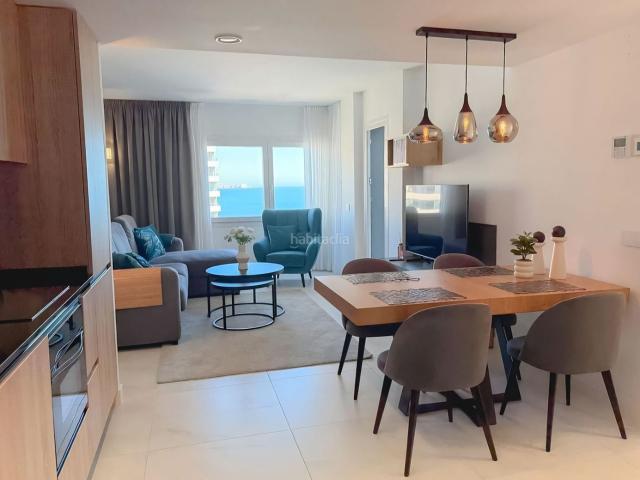 Apartamento en venta en Torrevieja, Punta Prima. Apartamento moderno de dos dormitorios con vistas al mar en primera línea en el complejo Residencial Posidonia en Punta Prima, Tor. Apartamentos.