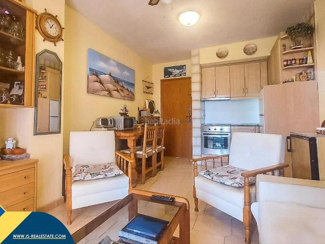 Apartamento en venta en Torrevieja, Punta Prima. Apartamento con terraza, en la provincia de Alicante, en la ciudad de Torrevieja. 1 habitación 42 m² 50 metros del mar. Apartamentos.