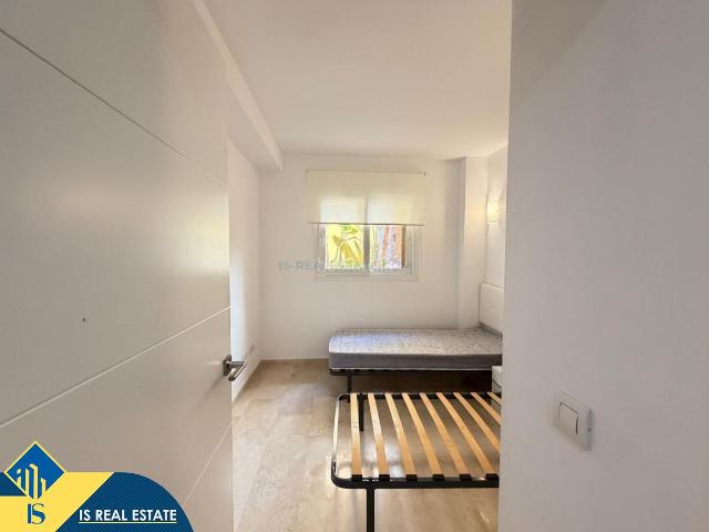 Apartamento en venta en Torrevieja, Punta Prima. Apartamento con piscina comunitaria en la provincia de Alicante, en Torrevieja. 3 habitaciones 102 m² 300 metros del mar. Apartamentos.