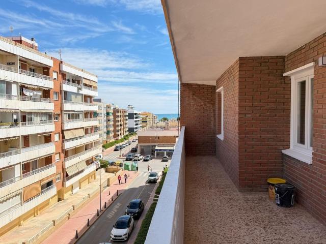 Apartamento en venta en Torrevieja, Punta Prima. Apartamento esquinero reformado y espacioso aprox. 91 m2 4.ª planta con gran balcón orientado de oeste a norte y a tan solo 500 m. Apartamentos.