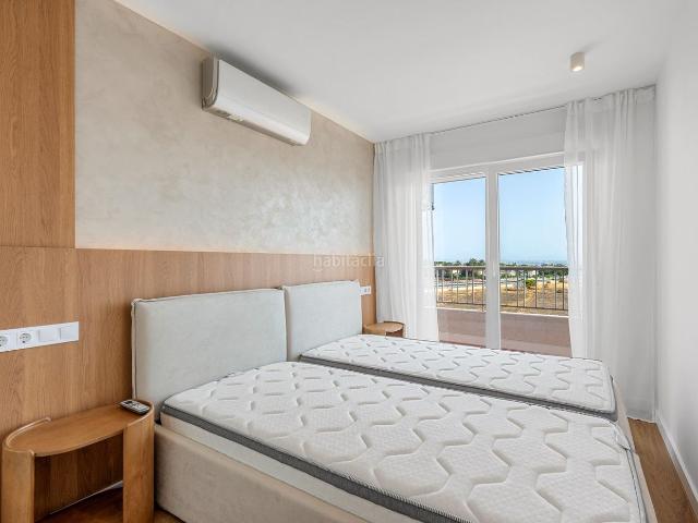 Apartamento en venta en Torrevieja, Punta Prima. Descubre este moderno apartamento totalmente reformado, situado en la privilegiada zona de Punta Prima, en Orihuela Costa. Playa a. Apartamentos.