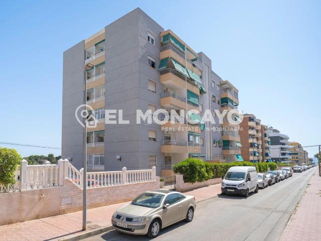 Apartamento en venta en Torrevieja, Punta Prima. Fantástico apartamento con terraza y vistas al mar a 400m de las playas de Torrevieja, Alicante, Costa Blanca. Apartamentos.