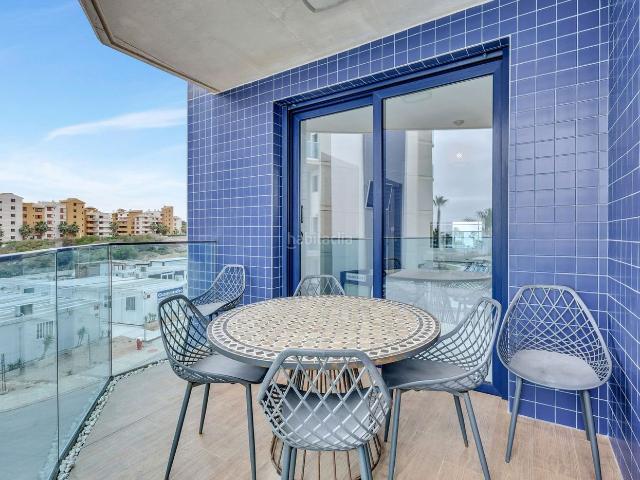 Apartamento en venta en Torrevieja, Punta Prima. Fantástico apartamento justo al lado del mar!. Apartamentos.