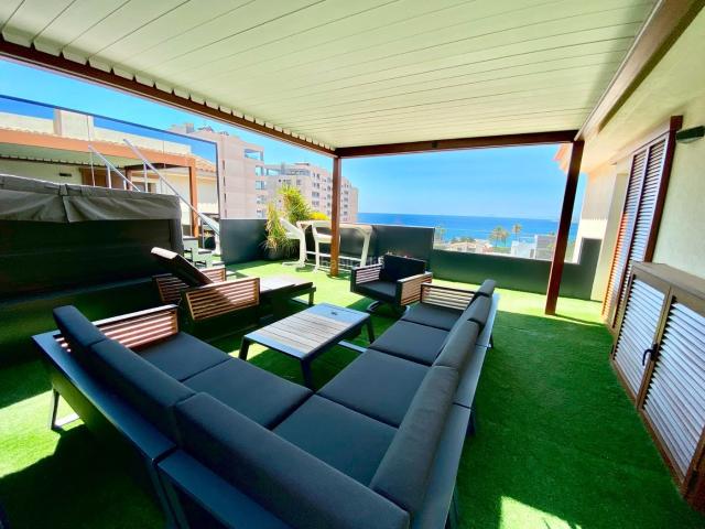 Apartamento en venta en Torrevieja, Punta Prima. iexclEN VENTA! EXCLUSIVO AacuteTICO EN PUNTA PRIMADescubre este magniacutefico piso en Punta Prima, una de las zonas maacutes dema. Apartamentos.