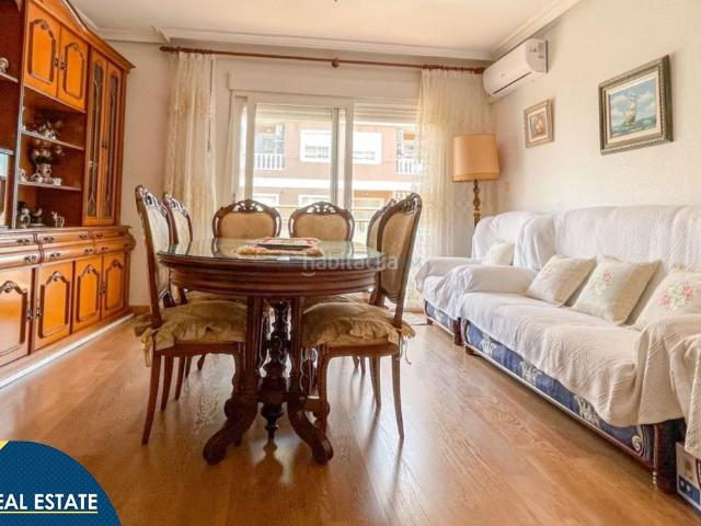 Apartamento en venta en Torrevieja, Parque de las Naciones. Apartamento con terraza en la provincia de Alicante, en Torrevieja. 3 habitaciones 129 m² 450 metros del mar. Apartamentos.