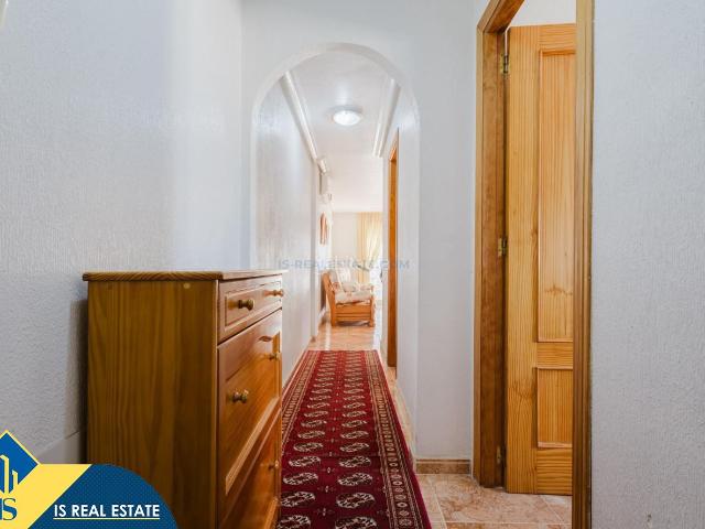 Apartamento en venta en Torrevieja, Parque de las Naciones. Apartamento con terraza en la provincia de Alicante, en Torrevieja. 3 habitaciones 81 m² 600 metros del mar. Apartamentos.