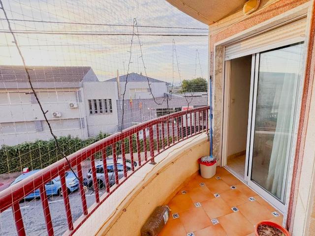 Apartamento en venta en Torrevieja, Parque de las Naciones. Apartamento céntrico, luminoso y espacioso 88 m2 1.ª planta con 3 dormitorios, 2 baños, balcón al suroeste y a solo 500 m de la p.