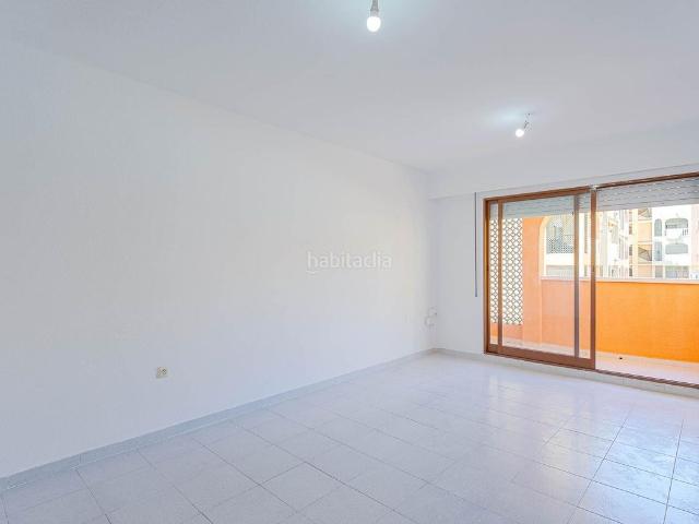 Apartamento en venta en Torrevieja, Parque de las Naciones. Apartamento de 3 dormitorios con terraza en Urbanización Jardín Botánico, Torrevieja. Apartamentos.