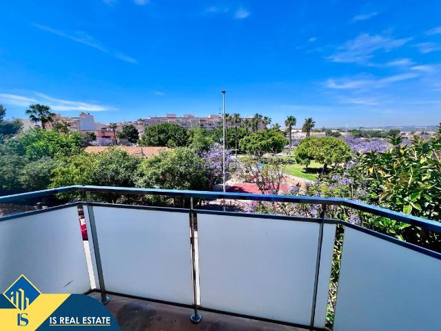 Apartamento en venta en Torrevieja, Parque de las Naciones. Apartamento reformado con terraza, en la provincia de Alicante, en la ciudad de Torrevieja. 2 habitaciones 66 m² 800 metros de.
