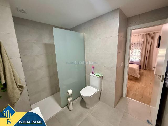 Apartamento en venta en Torrevieja, Parque de las Naciones. Apartamento reformado con terraza, en la provincia de Alicante, en la ciudad de Torrevieja. 3 habitaciones 101 m² 500 metros d.