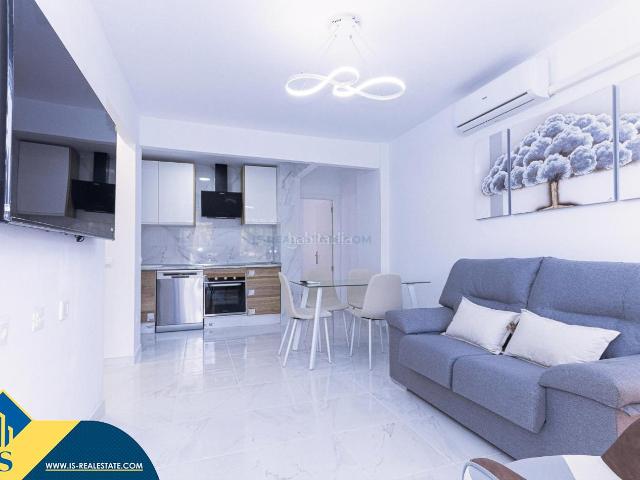 Apartamento en venta en Torrevieja, Parque de las Naciones. Apartamento renovado con piscina comunitaria, en la provincia de Alicante, en la ciudad de Torrevieja. 2 habitaciones 52 m² 80.