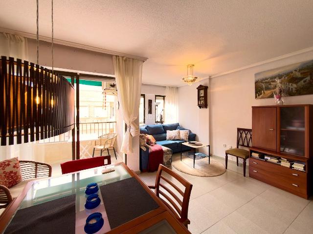 Apartamento en venta en Torrevieja, Parque de las Naciones. iexclGran oportunidad en el centro de Torrevieja! Luminoso apartamento con garaje y trastero situado cerca al mar.iquestBuscas com.