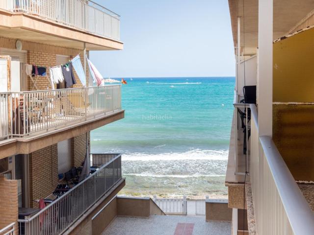 Apartamento en venta en Torrevieja, Playa de los Náufragos. Apartamento en primera línea de la Playa de los Náufragos con gran terraza de esquina. Apartamentos.