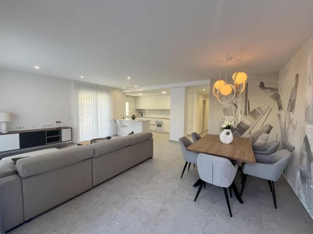 Apartamento en venta en Torrevieja, Torreblanca. Bonito apartamento moderno de 3 dormitorios, terraza y jardín. Apartamentos.