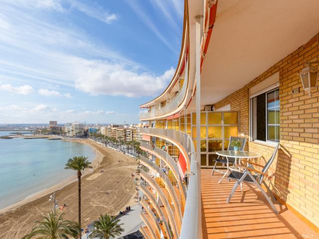 Apartamento en venta en Torrevieja, ubicado justo de la Playa del Cura. Primera línea de mar!