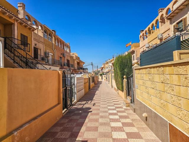 Apartamento en venta en Torrevieja, Zona Carrefour Urbanizaciones. Bungalow Planta Alta con solárium privado y piscina comunitaria. Apartamentos.