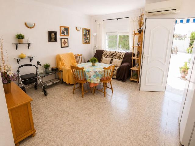 Apartamento en venta en Torrevieja, Zona Carrefour Urbanizaciones. Encantadora casa adosada a tan solo 900 m del mar!. Apartamentos.