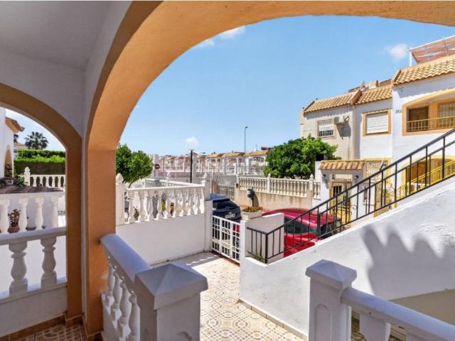 Apartamento en venta en Torrevieja, Zona Carrefour Urbanizaciones. PLANTA BAJA DE 2 DORMITORIOS CON TERRAZA, PATIO Y PISCINA COMUNITARIA EN TORREVIEJA. Apartamentos.