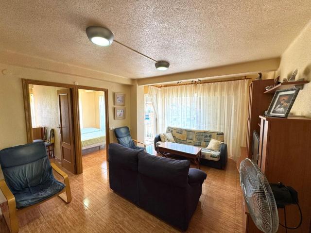 Apartamento en venta en Torrevieja, Zona los Frutales. Maravilloso apartamento de 3 dormitorios con terraza y vistas al mar en Torrevieja. Apartamentos.
