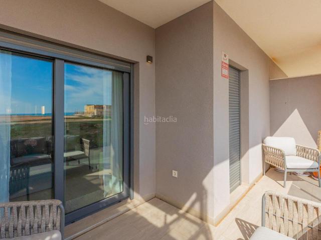 Apartamento en venta en Torrevieja, Zona los Frutales. Descubre esta magniacutefica vivienda situada frente a las Calas de Torrevieja, a tan solo 200 metros de la popular Playa de los L. Apartamentos.