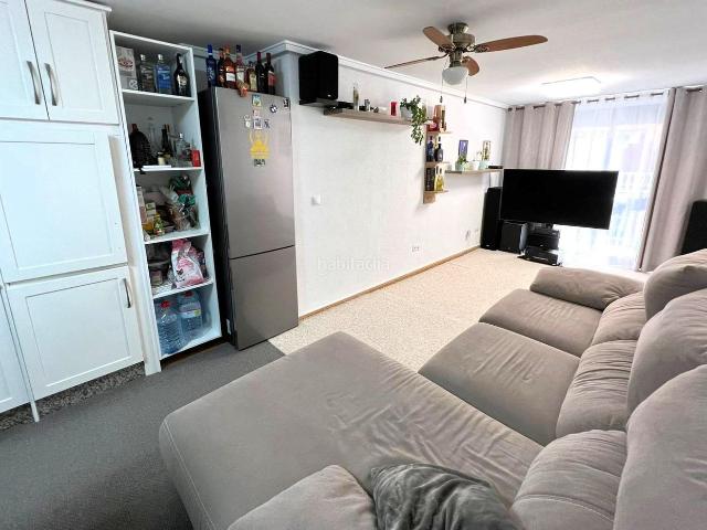 Apartamento en venta en Torrevieja, Zona Playa de los Locos. Apartamento moderno y espacioso aprox. 91 m2 3.ª planta con balcón orientado al sureste y a tan solo 150 m de la Playa de los Loc.