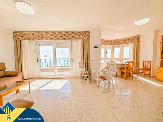 Apartamento en venta en Torrevieja, Zona Playa de los Locos. Apartamento con terraza en la provincia de Alicante, en Torrevieja, barrio Playa de los Locos. 3 habitaciones 90 m² 50 metros.