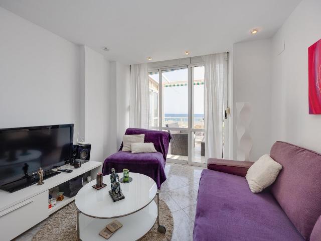 Apartamento en venta en Torrevieja, Zona Playa de los Locos. Apartamento de dos dormitorios, en primera línea, con fantásticas vistas al mar. Apartamentos.
