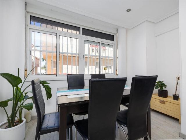 Apartamento en venta en Torrevieja, Zona Playa de los Locos. Apartamento reformado con licencia turística a 300 metros de Playa de los Locos, Torrevieja. Apartamentos.