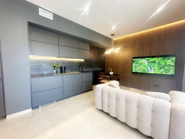 Apartamento en venta en Torrevieja, Zona Playa de los Locos. Descubra este elegante estudio en planta baja completamente reformado, una propiedad que combina diseño contemporáneo, funcionalid.