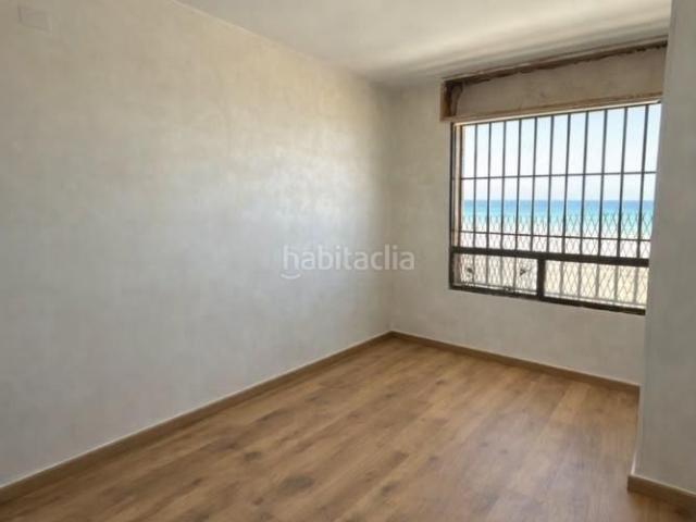 Apartamento en venta en Torrevieja, Zona Playa de los Locos. Espectacular Apartamento Reformado en Primera Linea Playa de los Locos, Torrevieja. Apartamentos.