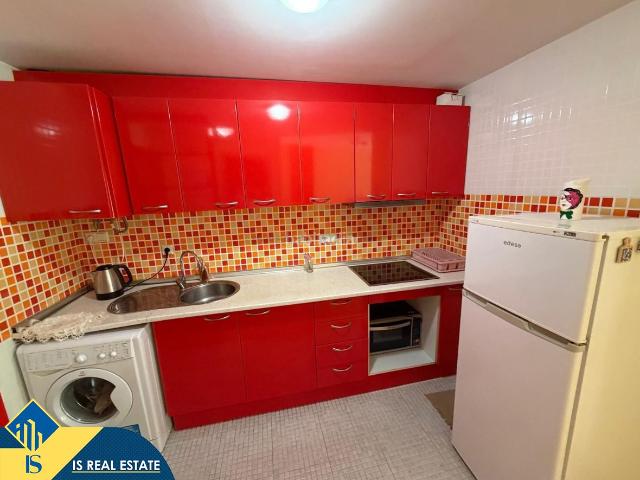 Apartamento en venta en Torrevieja, Zona Playa del Cura. Apartamento con piscina comunitaria, en la provincia de Alicante, en la ciudad de Torrevieja. 1 habitación 44 m² 400 metros de.