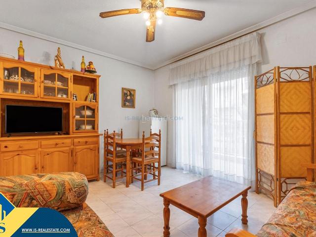 Apartamento en venta en Torrevieja, Zona Playa del Cura. Apartamento con terraza, en la provincia de Alicante, en la ciudad de Torrevieja. 1 habitación 60 m² 400 metros del mar. Apartamentos.