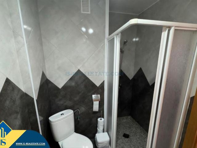 Apartamento en venta en Torrevieja, Zona Playa del Cura. Apartamento con terraza en la provincia de Alicante, en Torrevieja, distrito Playa del Cura. 3 habitaciones 91 m² 5 metros del.