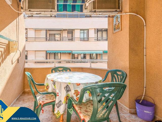 Apartamento en venta en Torrevieja, Zona Playa del Cura. Apartamento con terraza en la provincia de Alicante, en Torrevieja, distrito Playa del Cura. 3 habitaciones 94 m² 100 metros a.