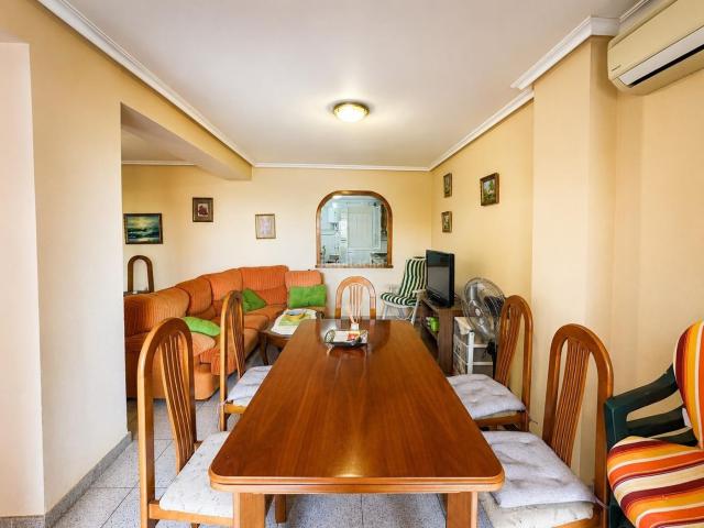 Apartamento en venta en Torrevieja, Zona Playa del Cura. Apartamento con terraza, piscina y parking doble a 250m de Playa del Cura. Apartamentos.